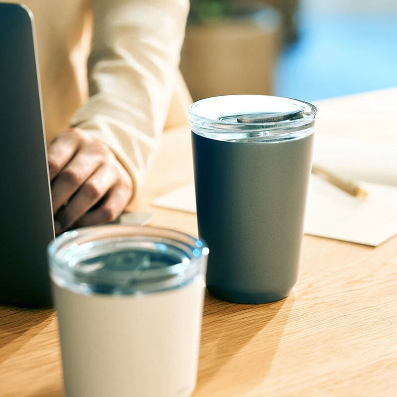 Kinto To-Go Tumbler 360 Ml Mit Stöpsel Khaki – Bild 3